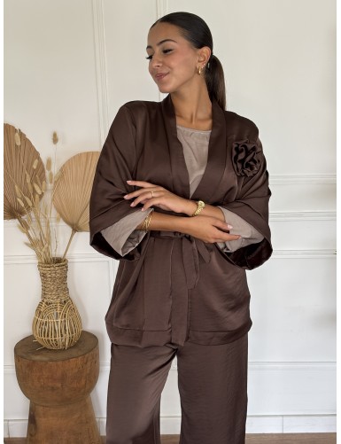 Gilet satiné avec fleur...