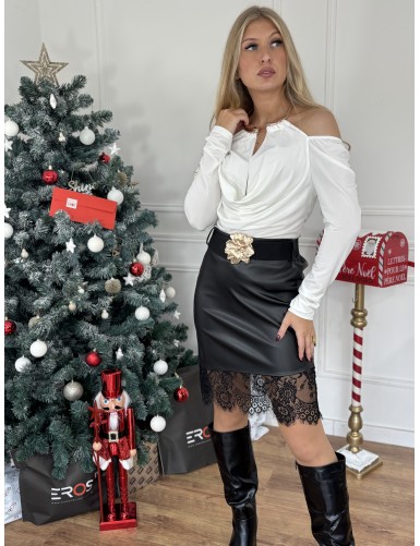 Blouse avec collier blanche...