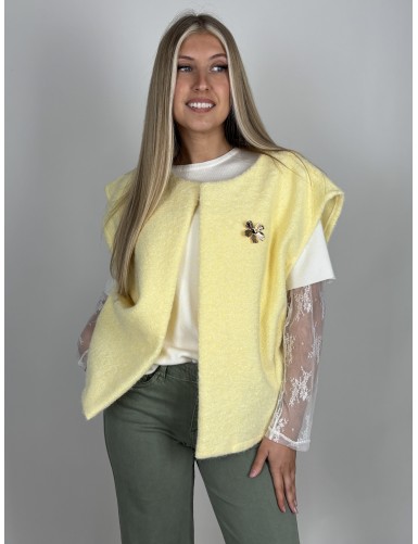 Gilet ouvert à broche jaune...